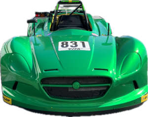 緑色のかっこいいフォーミュラーカー、スポーツカーの写真です831-ゼッケンがついています